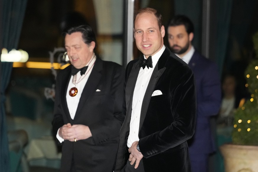 07.02.2024, Großbritannien, London: William (r), Prinz von Wales, winkt den Medien zu, als er zur Wohltätigkeitsgala der London Air Ambulance eintrifft. Foto: Kirsty Wigglesworth/AP +++ dpa-Bildfunk + ...