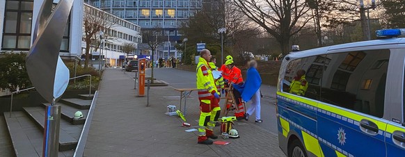 04.03.2024, Nordrhein-Westfalen, Aachen: Einsatzkräfte von Polizei und Rettungsdienst stehen vor einem Aachener Krankenhaus. Wegen eines größeren Polizei-Einsatzes in einem Aachener Krankenhaus ist am ...