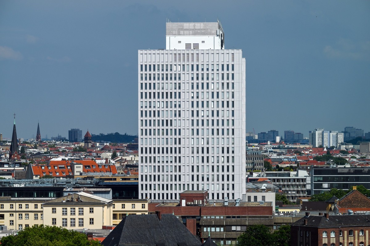 ARCHIV - 28.06.2024, Berlin: Das sanierte Hochhaus der Charite. (zu dpa: «Senatorin Czyborra: Charité arbeitet Vorwürfe auf») Foto: Soeren Stache/dpa +++ dpa-Bildfunk +++