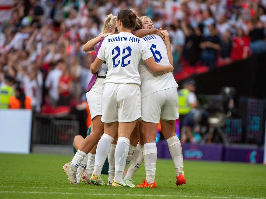 Lotte Wubben-Moy 22 England , Millie Bright 6 England liegen sich nach dem gewonnen Finale der UEFA Frauen Europameisterschaft Ein den Armen am 31.07.2022. Wembley Wembley Stadium London England *** L ...