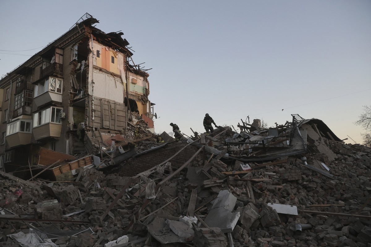 07.11.2024, Ukraine, Saporischja: Rettungskräfte räumen die Trümmer eines durch einen russischen Luftangriff zerstörten Wohnhauses weg. Foto: Kateryna Klochko/AP/dpa +++ dpa-Bildfunk +++