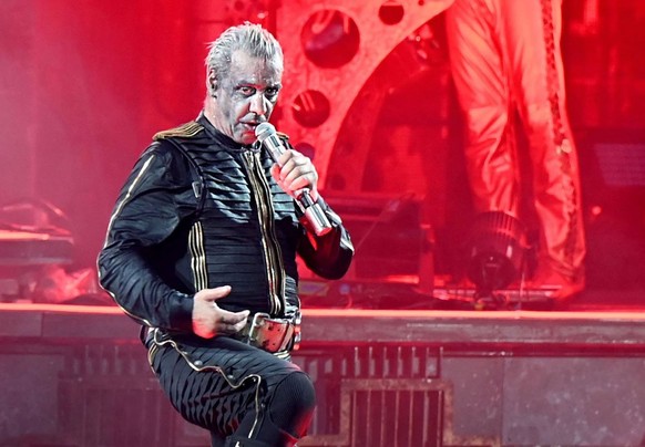 ARCHIV - 18.06.2022, Nordrhein-Westfalen, Düsseldorf: Till Lindemann, Frontsänger der Band Rammstein, steht im Rahmen der Deutschland-Tournee mit dem Album «Zeit» auf der Bühne. (zu dpa KORR ««Ich wil ...