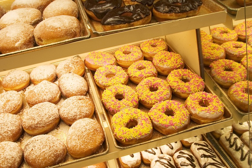 trays of donuts at donut shop PUBLICATIONxNOTxINxUSA Copyright: x AllCanadaPhotos.comx 1990-5245