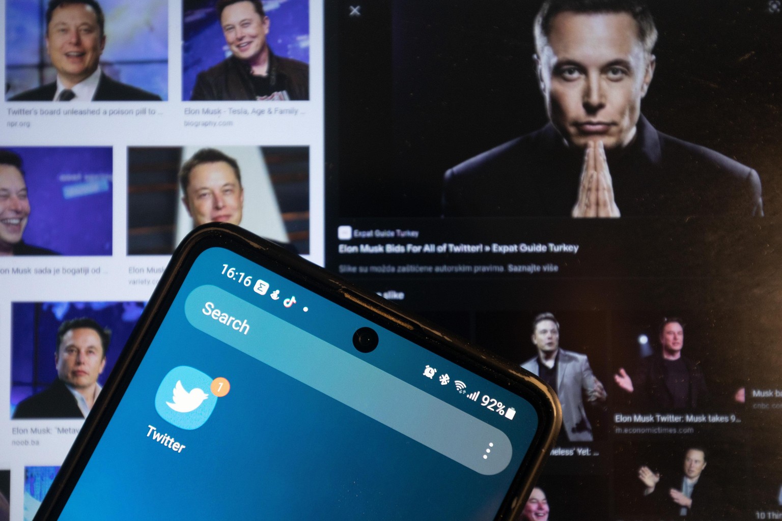 Elon Musk hat ein Auge auf Twitter geworfen. 