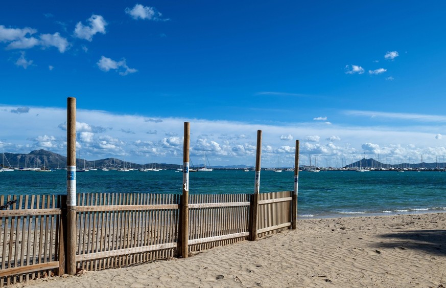 Am Strand von Port de Pollença oder Pollensa, Serra de Tramuntana, Mallorca, Balearen, Spanien, Europa *** on Beach from Port de Pollença Or Pollensa, Serra de Tramuntana, Majorca, Balearic Islands, S ...