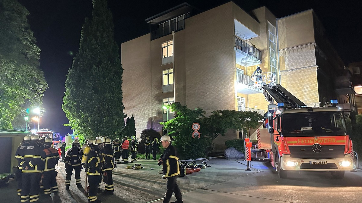 01.06.2025, Hamburg: Feuerwehrleute mit Atemschutzger