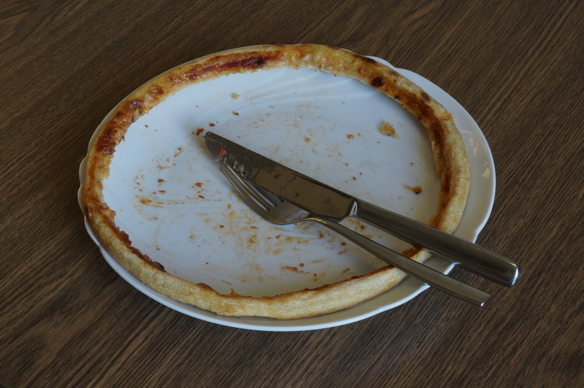 25.01.2014, Pizzarand auf einem Teller, Pizza, Pizzarand, Teller, Besteck, Messer, Gabel
25 01 2014 on a Plate Pizza Plate Cutlery Knife Fork