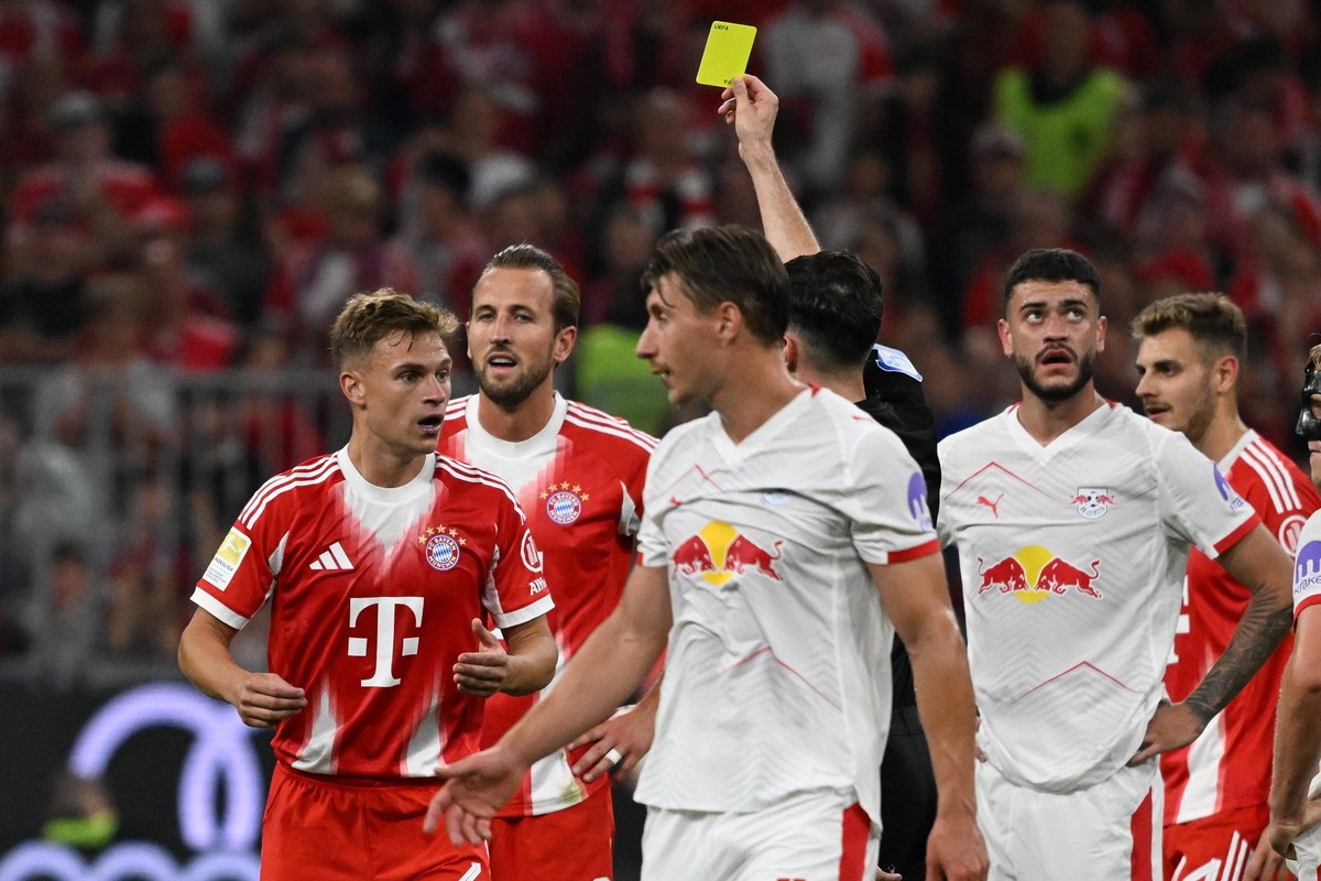 22.08.2025, xsltx, Fussball 1.Bundesliga, FC Bayern Muenchen - RB Leipzig v.l. Schiedsrichter Referee Florian Badst�bner zeigt Joshua Kimmich FC Bayern Muenchen die gelbe Karte DFL/DFB REGULATIONS PRO ...