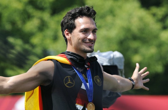 Fussball, DFB, Deutschland, Herren, Weltmeisterschaft 2014 Brasilien, Empfang des Weltmeisters, der Deutschen Nationalmannschaft auf der Fan-Meile am Brandenburger Tor in Berlin: Mats Hummels. Jubel,  ...