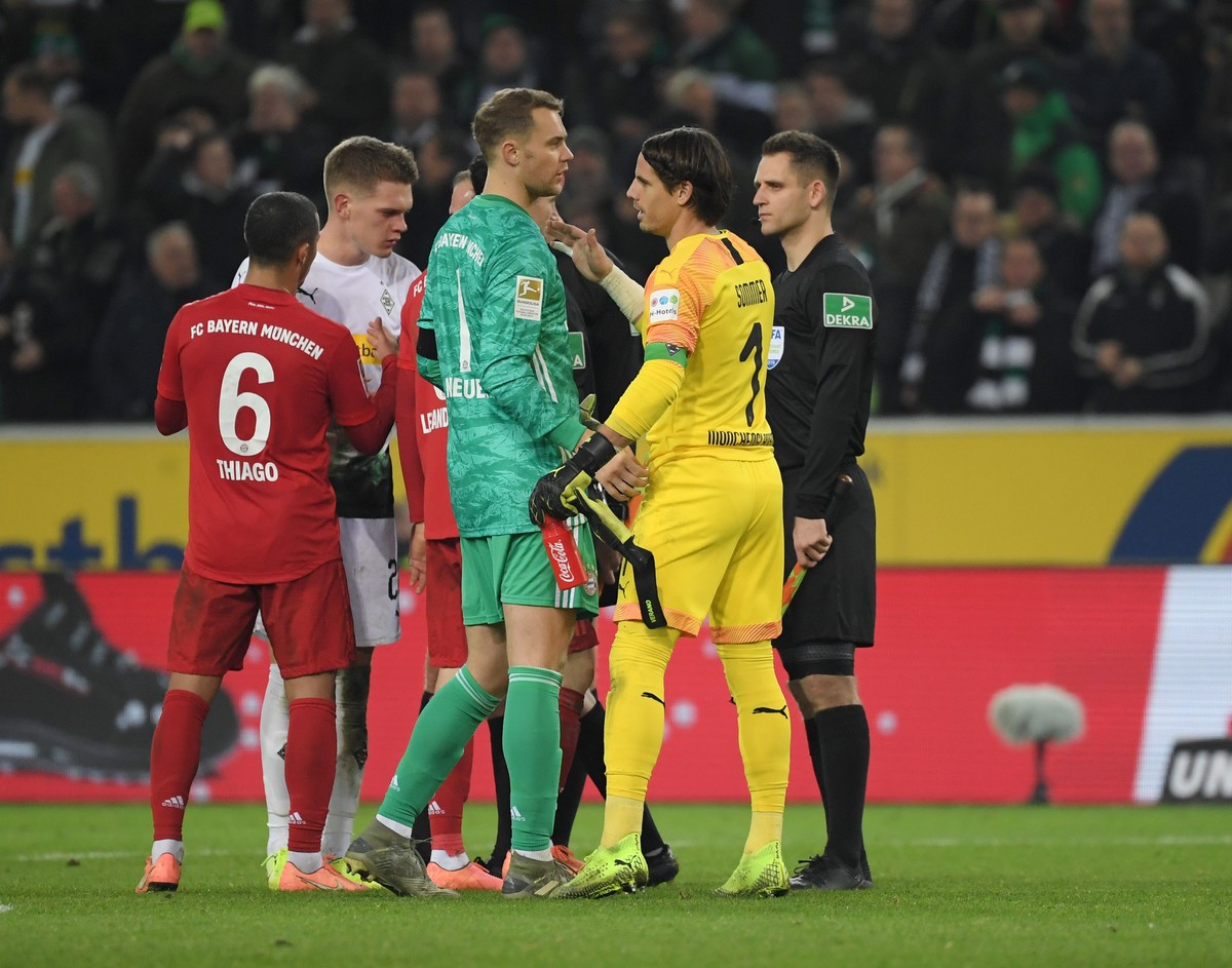 07.12.2019, Fussball GER, Saison 2019 2020, 1. Bundesliga, 14. Spieltag, Borussia Moenchengladbach - FC Bayern Muenchen 2:1, Torwart Manuel Neuer Bayern Muenchen, li., und Torwart Yann Sommer Borussia ...