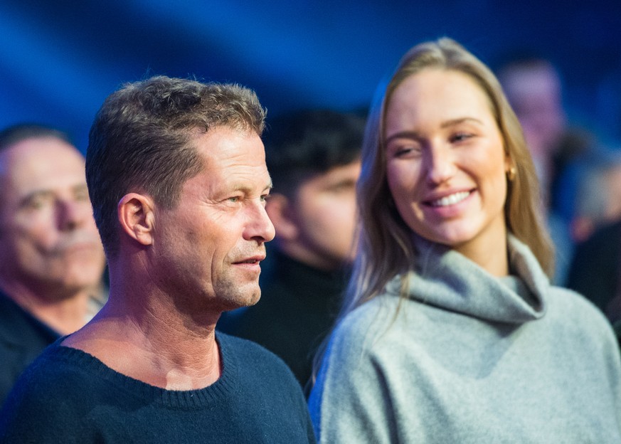 19.01.2020, Hamburg: Boxen, IBO-WM Weltergewicht in der edel-optics.de-Arena. Til Schweiger, Schauspieler, steht mit seiner Begleitung im Publikum. (zu dpa &quot;Til Schweiger zeigt sich mit neuer Fra ...