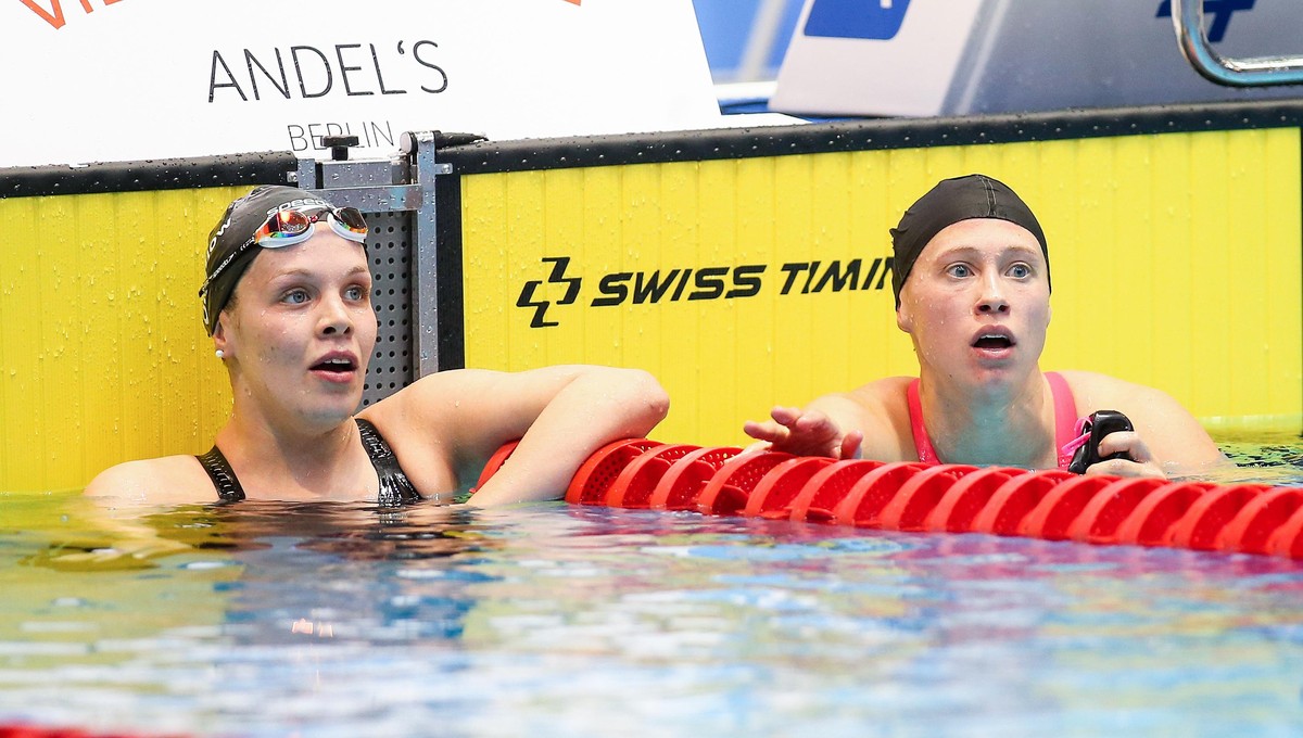 Schwimmen/Kurzbahn: Deutsche Meisterschaft, schnellster Zeitlauf 800m Freistil der Frauen in Schwimm- und Sprunghalle im Europa-Sportpark. Sarah Köhler (r) von SG Frankfurt blickt überrascht nach Sieg ...