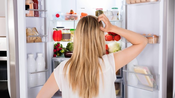 Beim Blick in den Kühlschrank zeigt sich: Ein Großteil der vermeintlich veganen Lebensmittel ist es leider doch nicht.