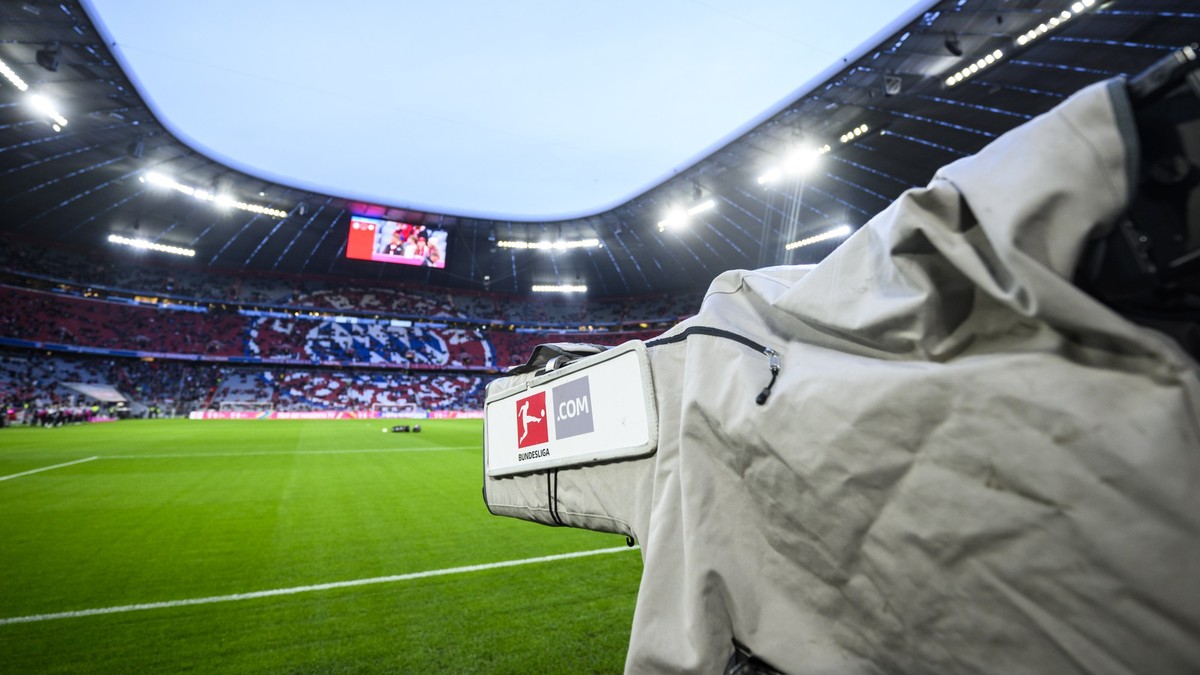 ARCHIV - 24.02.2024, Bayern, München: Fußball: Bundesliga, Bayern München - RB Leipzig, 23. Spieltag, Allianz Arena. Eine TV-Kamera steht vor dem Spiel im Stadion. Die TV-Ausschreibung der DFL geht in ...