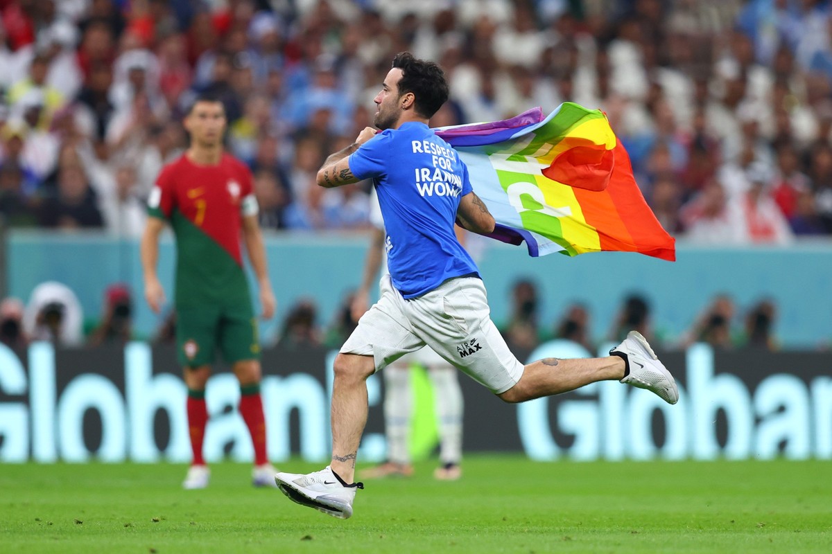 28.11.2022, Katar, Lusail: Fu�ball, WM 2022 in Katar, Portugal - Uruguay, Vorrunde, Gruppe H, Spieltag 2, Lusail Stadion, Ein Flitzer mit der Regenbogenflagge und politischen Botschaften zur Ukraine u ...