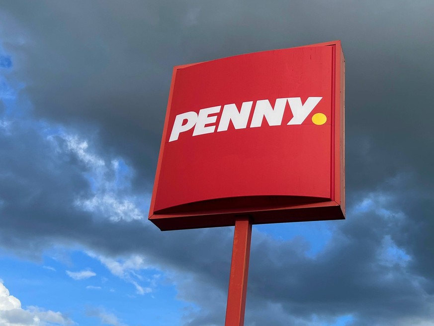 Dunkle Wolken und das Schild des Discounters Penny *** Dark clouds and the sign of the discounter Penny Copyright: xmix1xPhotosx