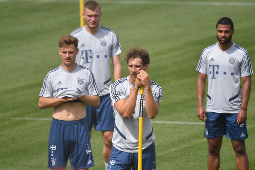 Leon GORETZKA Bayern Muenchen lehnt an einer Stange-hi.v.li:Joshua KIMMICH Bayern Muenchen, Lars Lukas MAI FCB, Serge GNABRY FC Bayern Muenchen. FC Bayern Muenchen Training in der Coronavirus Pandemie ...