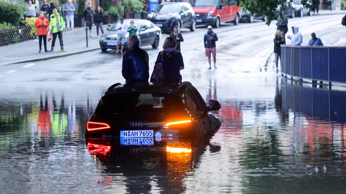 Schwere Unwetter w�ten seit den Abendstunden in der Innenstadt von N�rnberg. Sinnflutartige Regenf�lle und Hagelschlag f�hren zu gro�en Problemen. Die Kanalisation schafft die Wassermassen nicht mehr. ...