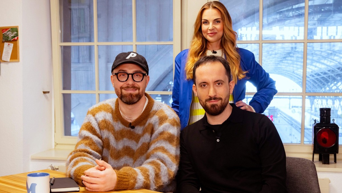 Backstage im Hauptbahnhof, Leipzig: Mark Forster (l.) und Igor Levit mit Moderatorin Annika Lau

+++ Die Verwendung des sendungsbezogenen Materials ist nur mit dem Hinweis und Verlinkung auf RTL+ gest ...