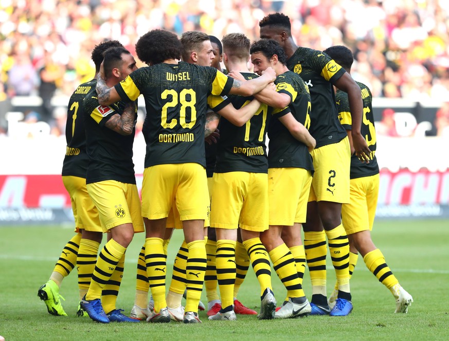 Samstag 20.10.2018, Saison 2018/2019, 1. Bundesliga, 8. Spieltag in der Mercedes-Benz Arena, VfB Stuttgart - BVB 09 Borussia Dortmund, Dortmunder Torjubel zum 2:0: Jadon Malik Sancho (BVB), Paco Alcac ...