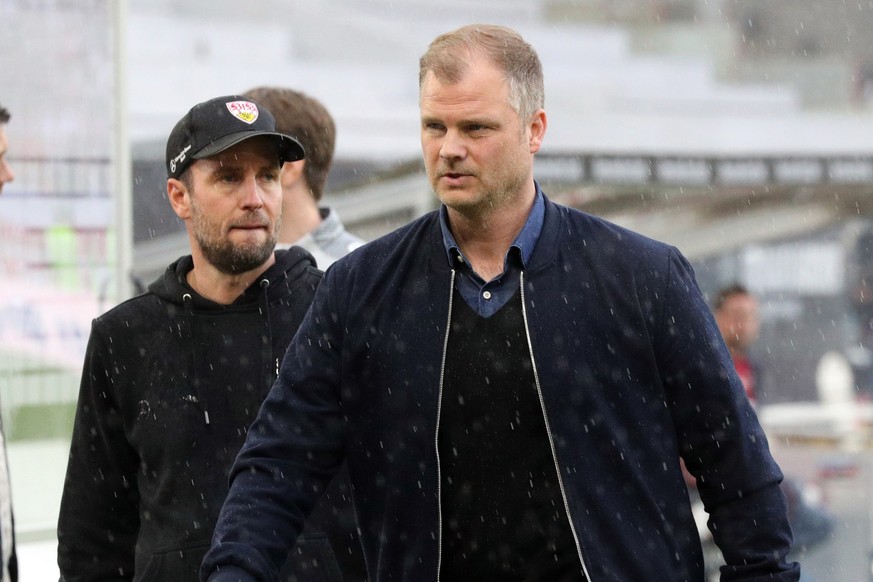 Deutschland, Stuttgart, 14.05.2023, Fussball, Bundesliga, VfB Stuttgart - Bayer 04 Leverkusen: v.l. Sebastian Hoeneß (Trainer VfB Stuttgart), Fabian Wohlgemuth (Sportdirektor VfB Stuttgart). Foto: Rob ...