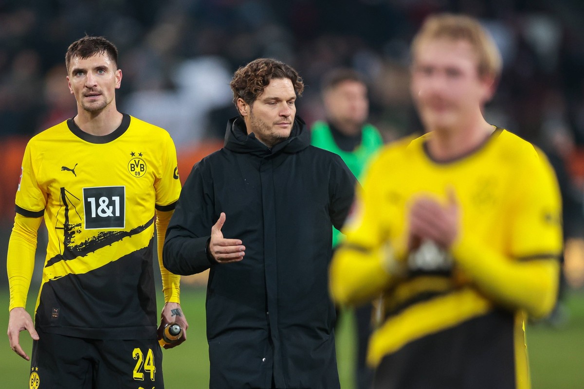 16.12.2023, Fussball, Saison 2023/2024, 1. Bundesliga, 15. Spieltag, FC Augsburg - Borussia Dortmund, v. l. Thomas Meunier Borussia Dortmund, Cheftrainer Edin Terzic Borussia Dortmund, Augsburg WWK Ar ...
