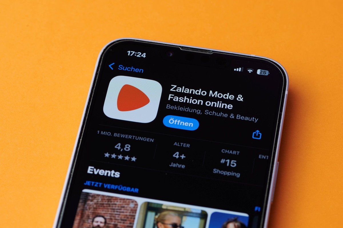 Mainz, Deutschland - 24. Oktober 2024: Zalando-App-Symbol auf einem Smartphone-Bildschirm in Deutschland auf orangem Hintergrund *** Mainz, Germany 24 October 2024 Zalando App symbol at a Smartphone S ...