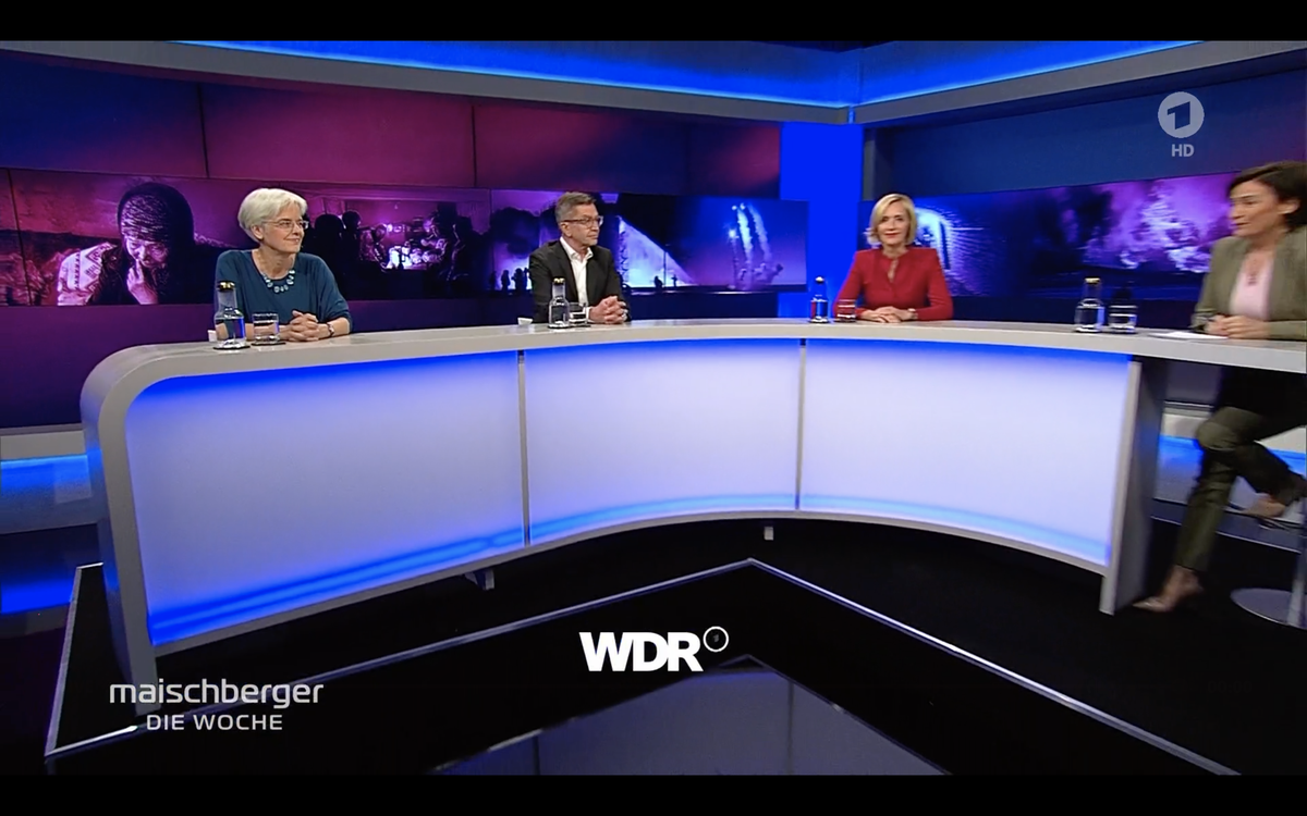 Maischberger (re.) diskutiert mit ihren Kommentatoren Ulrike Herrman, Rainer Hank und Petra Gerster (v. li.).