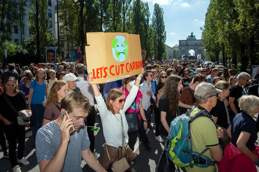 Globaler Klimastreik von Fridays for Future u. Aktionsb�ndnis, Demoplakate, M�nchen, 15. September 2023 Deutschland, M�nchen, 15. September 2023, Demonstrantin mit Plakat, Let s cut carbon, CO2-Emissi ...