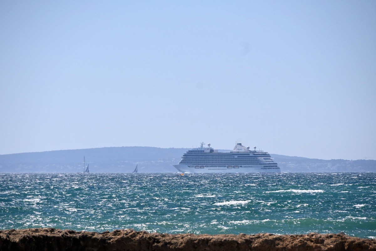 Palma Themenfoto: Reise, Urlaub, Spanien, Mallorca, 07.04.2022 Ein Kreuzfahrtschiff verl