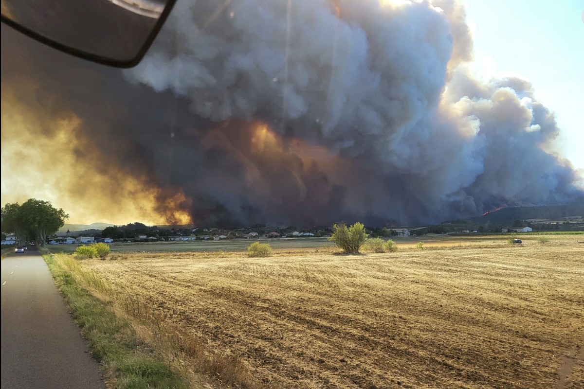 HANDOUT - 06.08.2025, Frankreich, Corbieres: Dieses von der Securite Civile zur Verfügung gestellte Foto zeigt den Waldbrand im Corbieres-Massiv in Südfrankreich. Foto: Uncredited/Securite Civile/AP/d ...