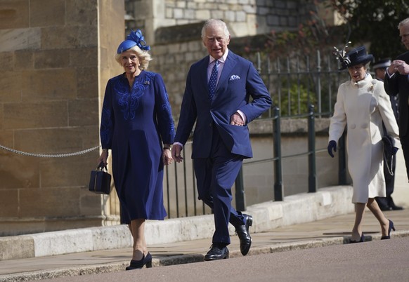 09.04.2023, Großbritannien, Windsor: König Charles III. und Königsgemahlin Camilla, kommen an der St. George&#039;s Chapel auf Schloss Windsor in Windsor an. Die Mitglieder der Royal Family, die sich  ...
