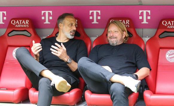 10.09.2022, Deutschland, M�nchen, Fu�ball Bundesliga, Saison 2022/2023, FC Bayern M�nchen vs. VfB Stuttgart, v.l. VfB Trainer Pellegrino Matarazzo, VfB Sportdirektor Sven Mislintat Gem�� den Vorgaben  ...