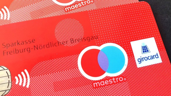 Winden Themenbild - Maestro, Girocard, Girokarte, Zahlungsverkehr, Kartenzahlung, Bezahlkarte Themenbild - Maestro, Girocard, Girokarte, Zahlungsverkehr, Kartenzahlung, Bezahlkarte Eine Debitkarte, Gi ...