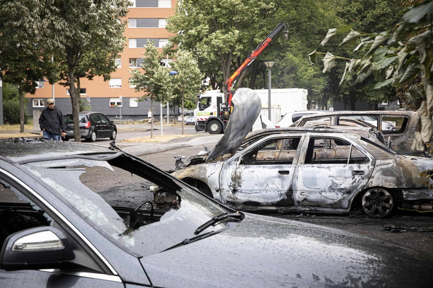 Frankreich, Schäden nach Ausschreitungen nach tödlichen Polizeischüssen auf 17-Jährigen Ecole elementaire Marguerite Perey Une nouvelle nuit de tensions et de dÃ gradations dans le Haut-Rhin Strasbour ...