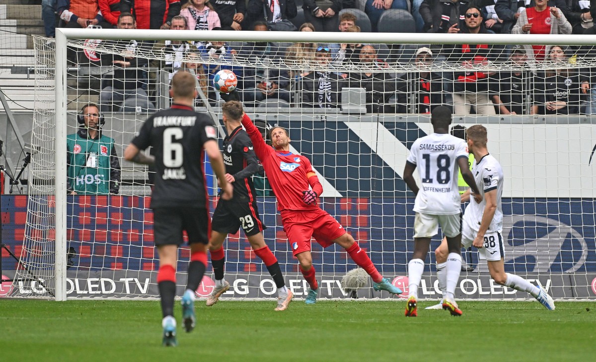 23.04.2022, xjhx, Fussball 1.Bundesliga, Eintracht Frankfurt - TSG Hoffenheim emspor, v.l. Jesper Lindstr�m Lindstroem Eintracht Frankfurt Oliver Baumann 1899 Hoffenheim Parade DFL/DFB REGULATIONS PRO ...