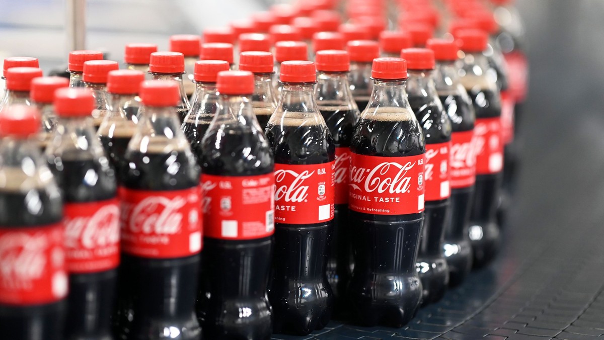 ARCHIV - 04.08.2023, Baden-Württemberg, Mannheim: Am Produktionsstandort Mannheim von Coca-Cola Europacific Partners - CCEP Deutschland GmbH werden abgefüllte 0,5 Liter Einweg Coca-Cola Flaschen über ...