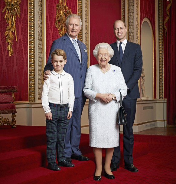 Zum Jahreswechsel wurde ein Bild der Queen mit Sohn Charles, Enkel William und Urenkel George veröffentlicht.