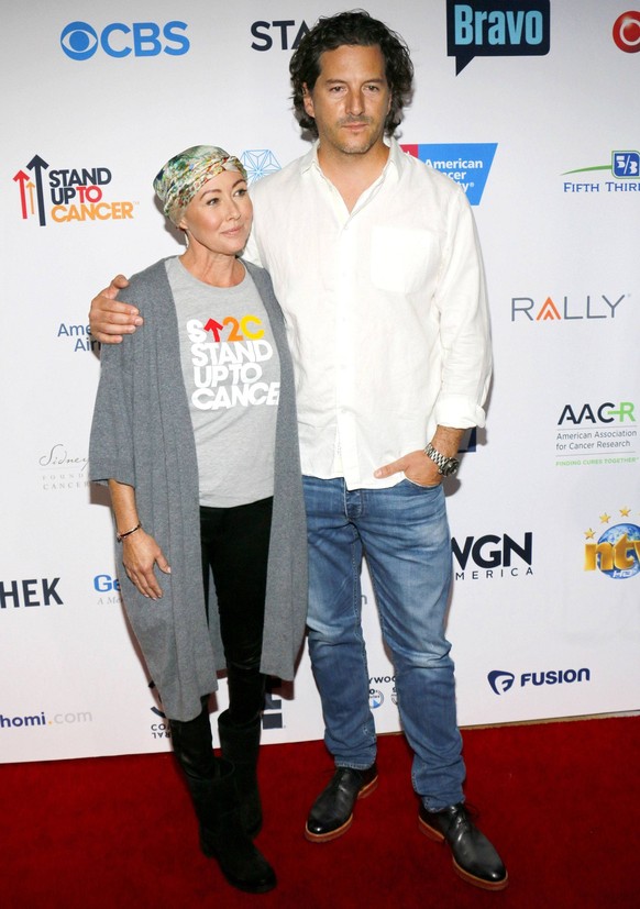 Shannen Doherty, die an Krebs erkrankte Schauspielerin, mit ihrem Ehemann bei der 5. zweijährlichen Stand Up To Cancer (SU2C)-Veranstaltung von Hollywood Unites am 9. September 2016 in Los Angeles. Hollywood Unites For The …
