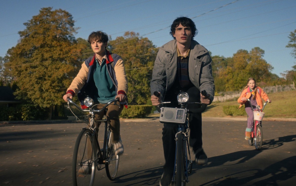 STRANGER THINGS: SEASON 5. (L to R) Noah Schnapp as Will Byers, Finn Wolfhard as Mike Wheeler, and Nell Fisher as Holly Wheeler in Stranger Things: Season 5. Cr. COURTESY OF NETFLIX © 2025