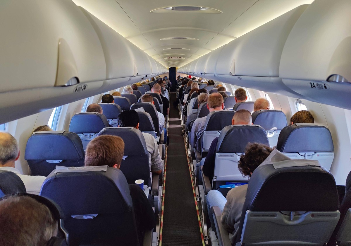 Passagiere im Innenraum eines kleinen Flugzeuges, D