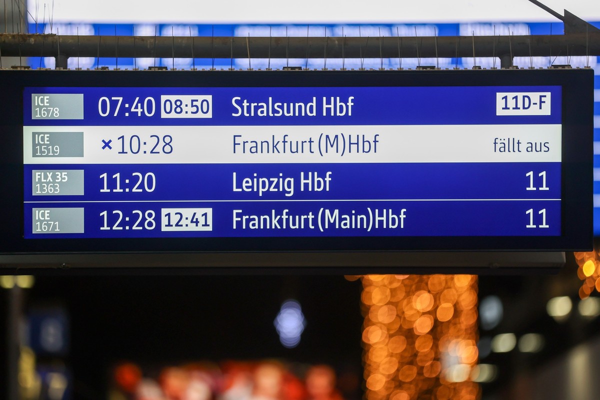 ARCHIV - 28.11.2024, Hamburg: Auf einer Anzeigetafel wird im Hamburger Hauptbahnhof auf Zugausf�lle hingewiesen. Im norddeutschen Zugverkehr gibt es erhebliche Einschr�nkungen. (zu dpa: �Deutsche Bahn ...