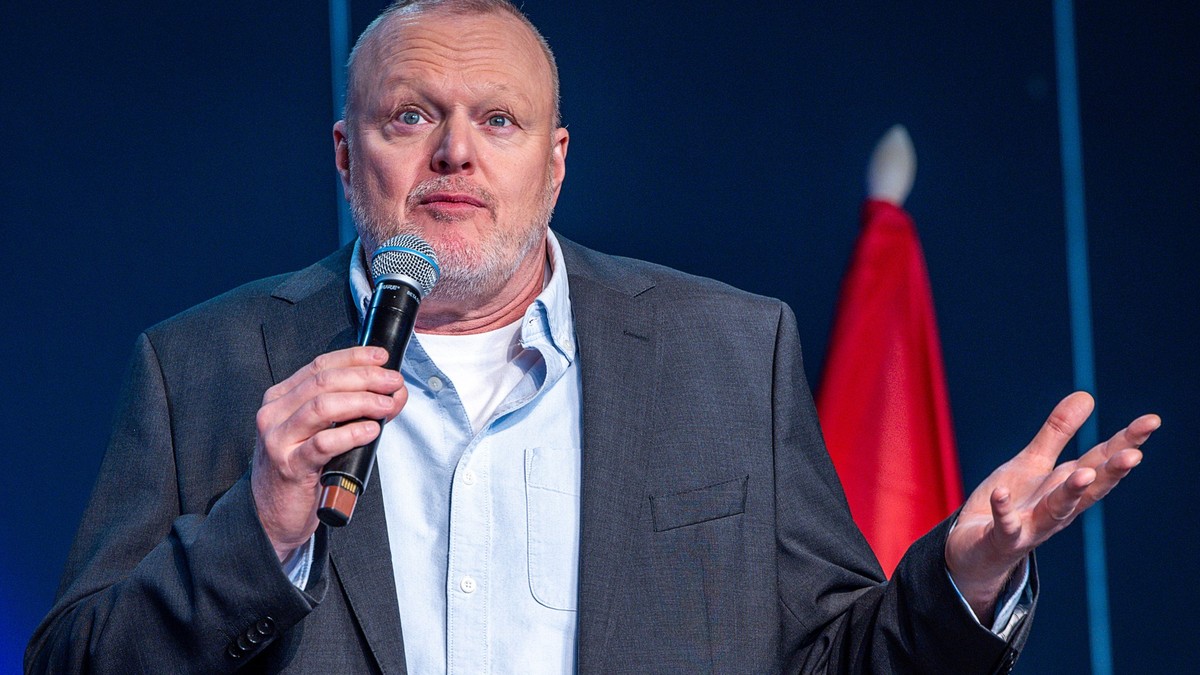 13.05.2025, Schweiz, Basel: Entertainer Stefan Raab spricht bei einem Empfang am Rande des Eurovision Song Contest (ESC) 2025 auf der Bühne. Das mit seiner Unterstützung ausgewählte Geschwisterpaar Ab ...