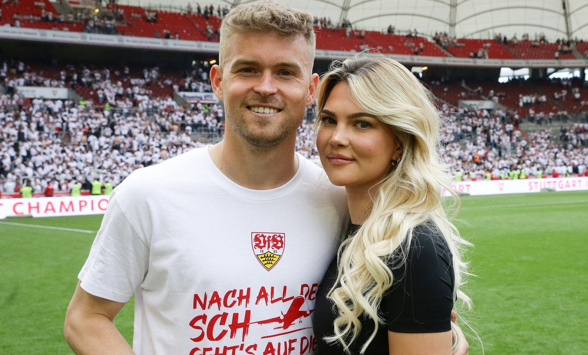 Stuttgart , Fußball Bundesliga VfB Stuttgart vs. Borussia Mönchengladbach , Maximilian Mittelstädt mit Lea Prinz Gemäß den Vorgaben der DFL Deutsche Fußball Liga ist es untersagt, in dem Stadion und/o ...