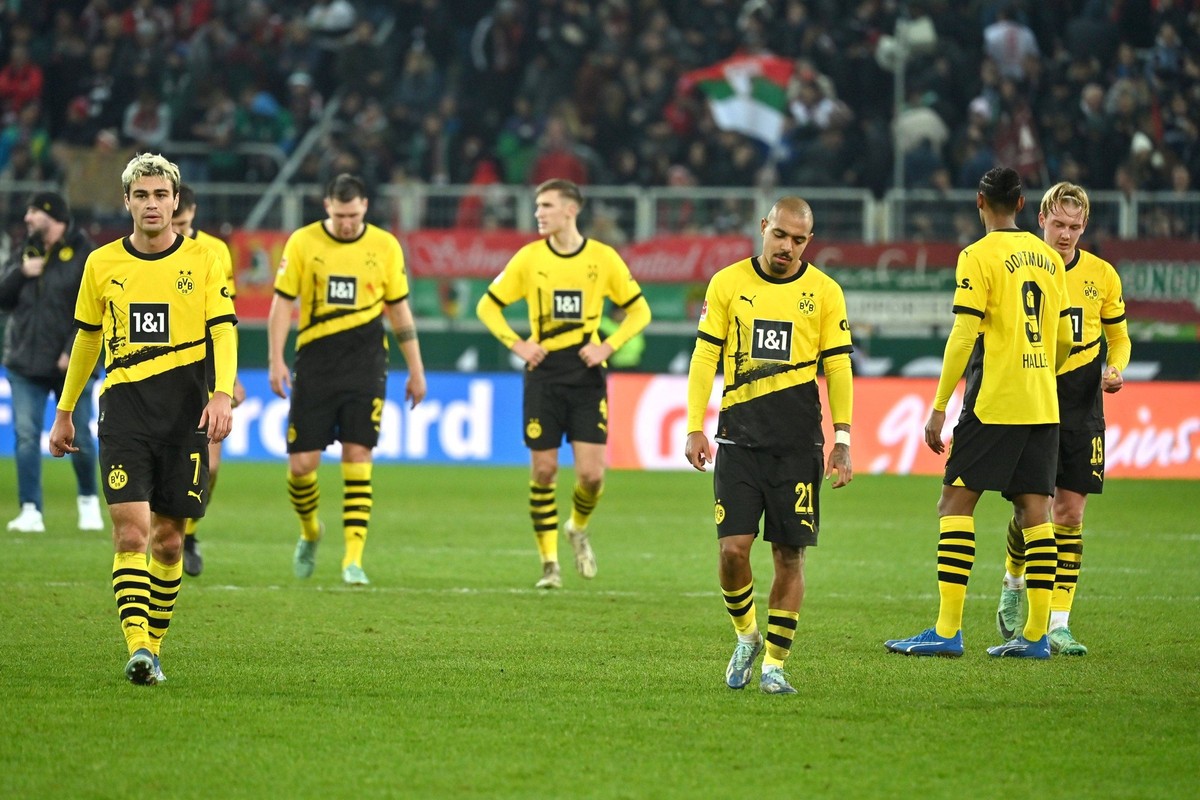 v.re:Julian BRANDT Borussia Dortmund,Sebastian HALLER DO,Donyell MALEN Borussia Dortmund, li:Giovanni REYNA Borussia Dortmund nach Spielende.Aktion. Fussball 1. Bundesliga Saison 2023/2024, 15.Spielta ...