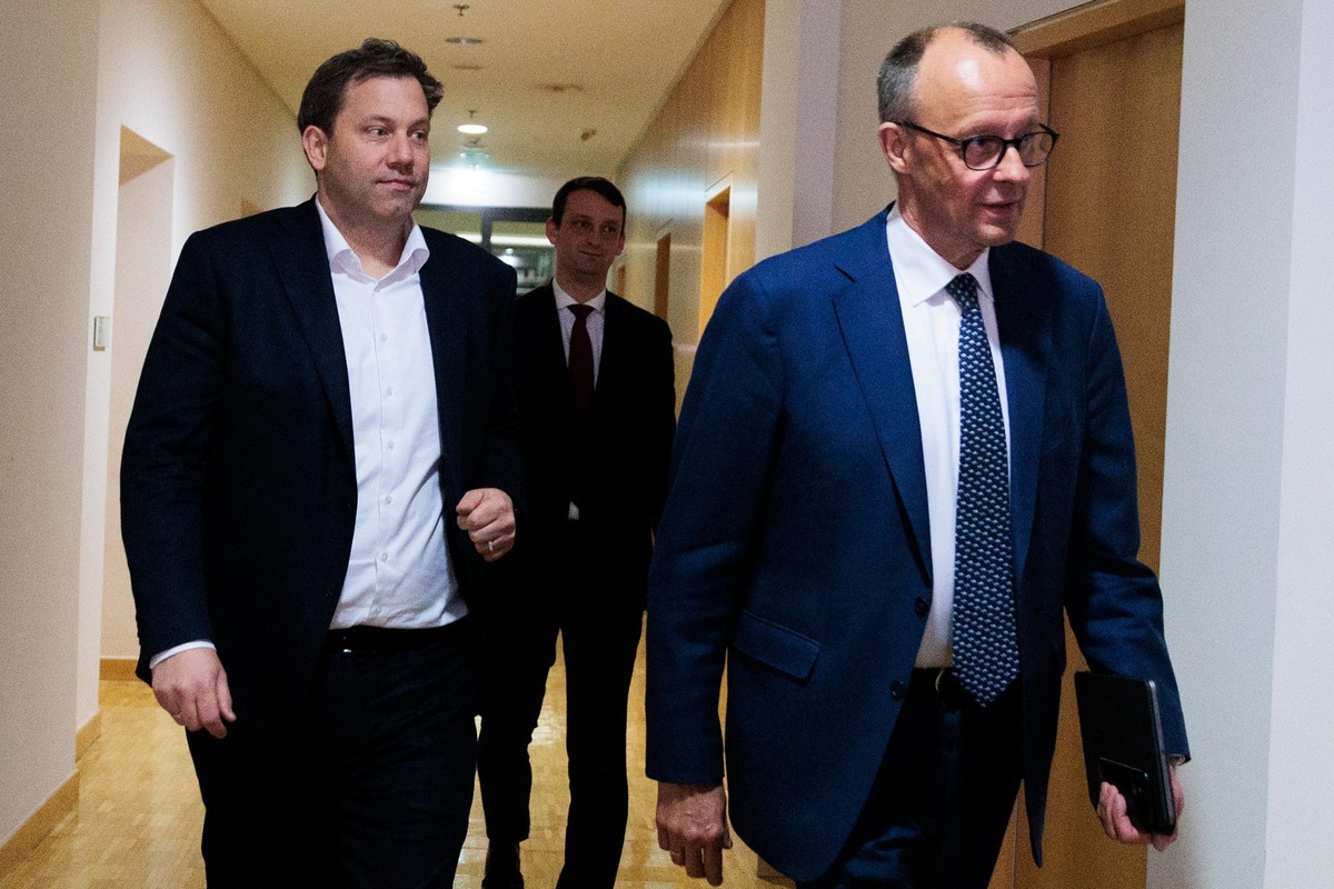 10.03.2025, Berlin: Lars Klingbeil (l), SPD-Fraktions- und Bundesvorsitzender, und Friedrich Merz, CDU- Bundesvorsitzender, gehen zu einem Gespräch mit den Fraktionsvorsitzenden von Bündnis/Die Grünen ...