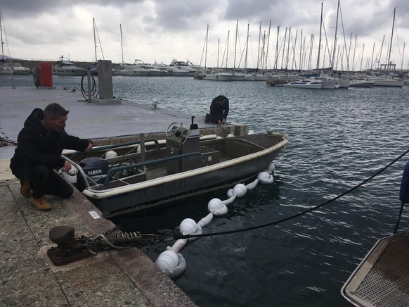 Im Hafen von Cavalaire-sur-Mer werden die ersten Haarfilter erprobt.