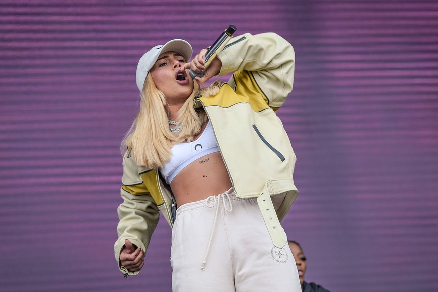 25.09.2022, xlakx, Entertainment Festival, Lollapalooza Berlin 2022 emspor, v.l. Die Rapperin Loredana steht beim Lollapalooza Festival Berlin auf dem Gelaende des Olympiastadions auf der Buehne. Berl ...