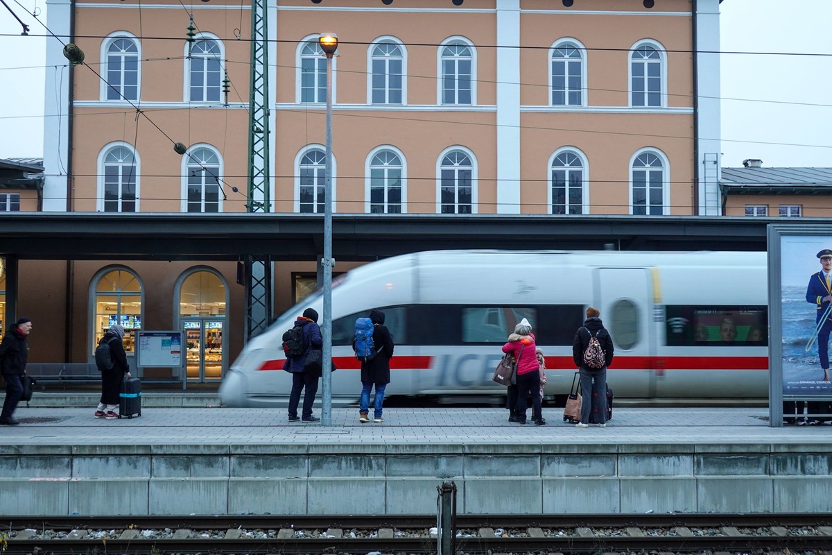 ICE Train To Vienna Arrives At Passau An ICE train heading to Vienna arrives at Passau Central Station in Passau, Lower Bavaria, Bavaria, Germany, on December 26, 2024. Passengers on the platform are  ...