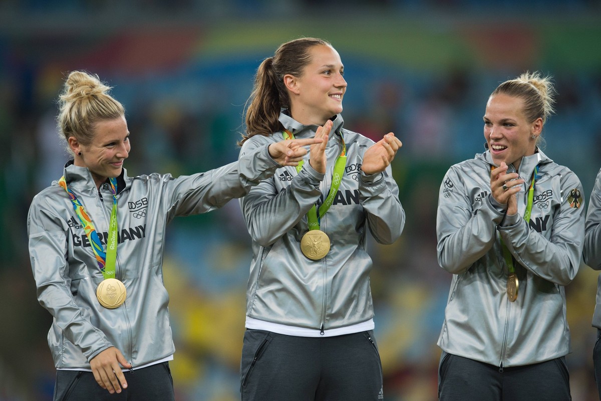 Siegerehrung: Deutschland gewinnt das Spiel mit 2-1 und feiert den Olympiasieg. vl: Svenja Huth (GER/1. FFC Turbine Potsdam), Torhueterin Laura Benkarth (GER/SC Freiburg) und Isabel Kerschowski (GER/V ...